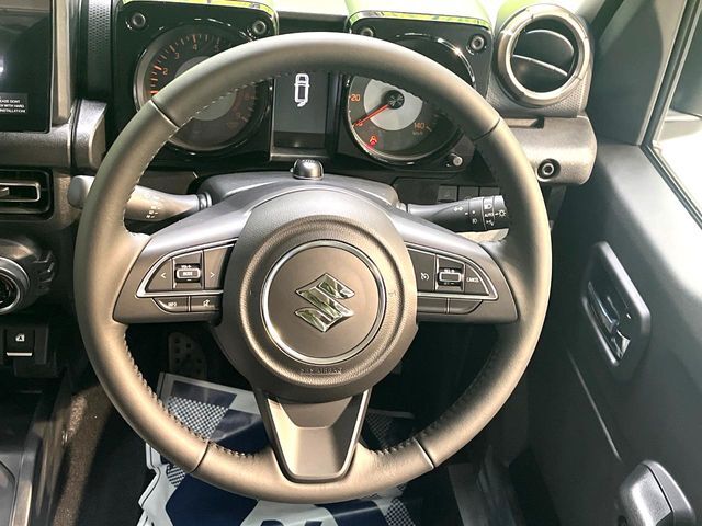 【純正革巻きステアリング】上質な革を使用することで、手にしっかり馴染みとても運転しやすいハンドルです♪