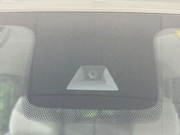 【インテリジェントエマージェンシーブレーキ】フロントカメラで前方の車両や歩行者を検知。衝突しそうな時は衝突被害軽減ブレーキが作動、衝突回避をサポート。より安全にドライブをお楽しみいただけます。