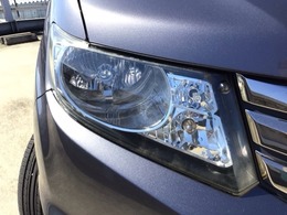 【HIDヘッドライト】夜間や雨天時でも遠くまでしっかりと見渡せ、安全性と安心感を高めるディスチャージヘッドライト装備！フォグライトも装備しておりますので、夜道での安心感が更にUPです！