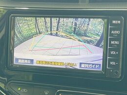 【バックカメラ】駐車時に後方がリアルタイム映像で確認できます。大型商業施設や立体駐車場での駐車時や、夜間のバック時に大活躍！運転スキルに関わらず、今や必須となった装備のひとつです！