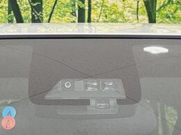 【トヨタセーフティセンス】走行中に前方の車両等を認識し、衝突しそうな時は警報とブレーキで衝突回避と被害軽減をアシスト。より安全にドライブをお楽しみいただけます。