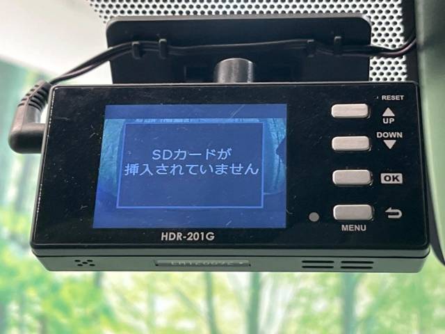 【ドライブレコーダー】安心・安全なカーライフに必須のドライブレコーダーを装備！走行中はもちろん、あおり運転や事故に遭遇した際の状況も映像で記録し、万一のリスクに備えます。