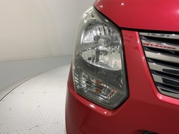 ディスチャージヘッドライト搭載でしっかり明るく照らしてくれるので、夜間走行や不慣れな道でも安心です。