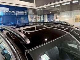 開放感のあるガラスルーフ