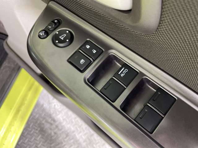 【パワーウインドウ】運転席のスイッチで、各席の窓ガラスの開閉ができます！あると便利ですよね！