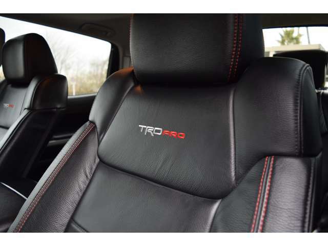 TRDPRO専用シートにはTRDPROの刺繍が施されております。