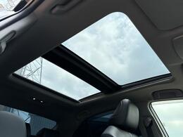 大人気メーカーオプションのパノラマムーンルーフ装備☆高級車やSUV車など幅広く好まれるメーカーオプション装備の一つ☆車内に自然光の明るさを取り入れることができ、とても暖かく春先などには重宝します☆