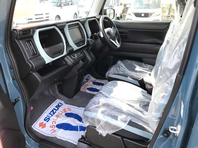 助手席からでも運転席への移動が可能です！