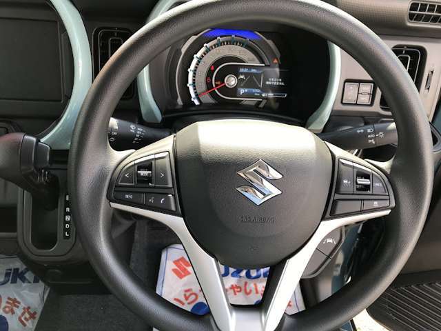 握りやすいステアリングです！オーディオコントローラーが付いてます！高速道路で頼もしいクールーズコントロールが装備されてます！また、追従走行が可能な設定となってます！