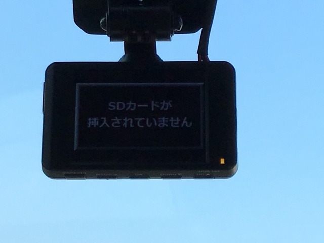 もしもの衝突の時、あなたの走行状態をしっかりと記録するドライブレコーダーも付いているので、万が一の時にも安心です。