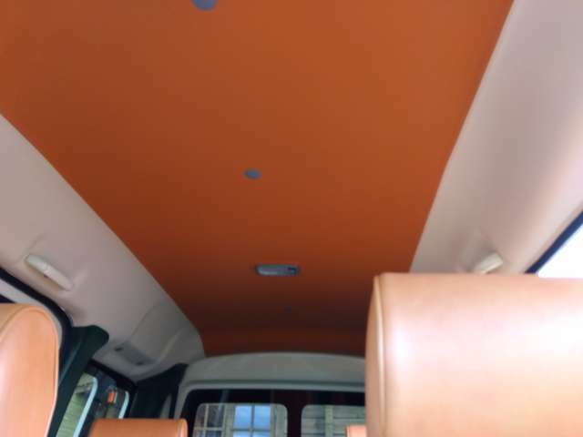 オレンジ＆クリームの2トーンカラー天井！