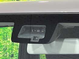 【スズキ　セーフティサポート】走行中に前方の車両等を認識し、衝突しそうな時は警報とブレーキで衝突回避と被害軽減をアシスト。より安全にドライブをお楽しみいただけます。