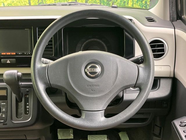 インテリアに合わせたデザインのステアリングは、運転される方のことも考え、運転しやすい形状、大きさです。是非一度、実際に触ってお確かめください。