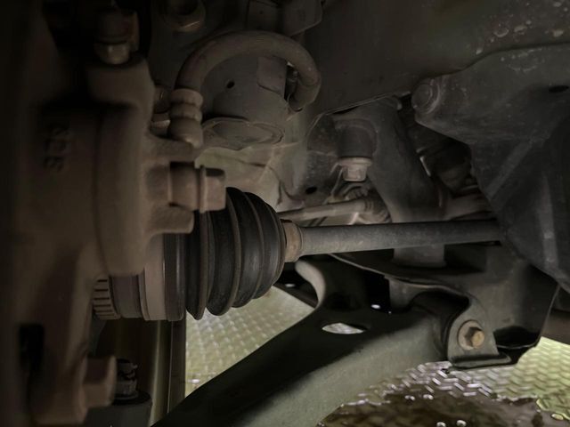 お車を安心してお乗りいただく為には、足回りの定期点検が欠かせません。サービスサポート（有償保証）では無料点検もご提供しており、安心のカーライフをお過ごしいただけるサポート体制が整っています。