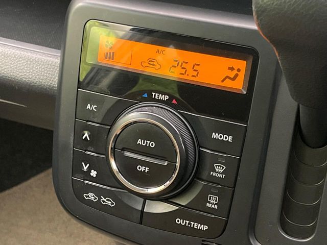 【オートエアコン】一度お好みの温度に設定すれば、車内の温度を検知し風量や温度を自動で調整。暑い…寒い…と何度もスイッチ操作をする必要はありません。快適な車内空間には必須の機能ですね♪