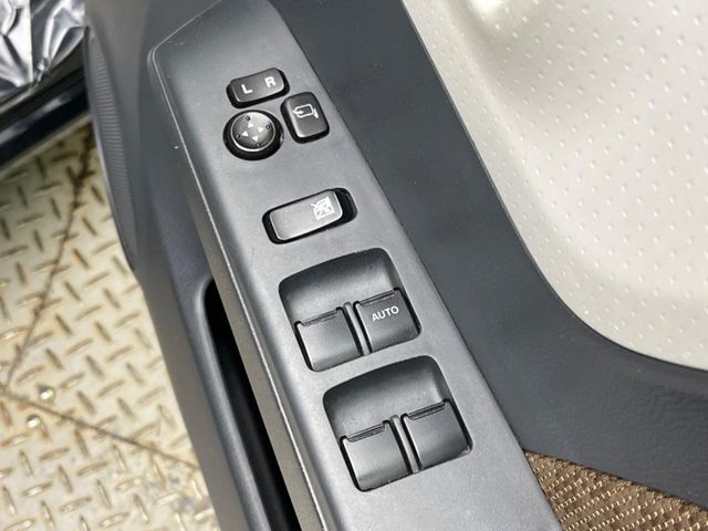 【電動格納ミラー】サイドミラーは電動格納式となっており、狭い駐車場でもキズがつくリスクを抑えられます。