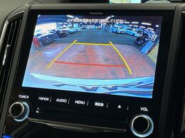 【フロント＆サイド＆バックカメラ】ドライバーから見にくい死角部分を映像で確認できるカメラを各所に装着。見通しがきかない場所や住宅密集地などを運転することが多い人におすすめの安心装備です。
