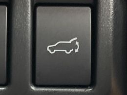 【パワーバックドア】スマートキーや運転席のボタンを押すだけでリアゲートが自動で開閉します！荷物を持っている時や、高い位置にあるバックドアを閉める際に便利な機能です♪