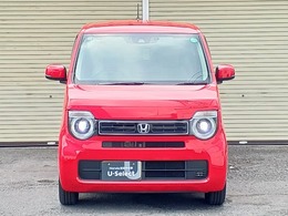 LEDヘッドライトを点灯させた画像です。従来のハロゲンヘッドランプと比べ、省電力、長寿命、大光量のヘッドライトです。より遠くまで明るく照らし、夜間や降雨時などの走行安全性に寄与いたします。