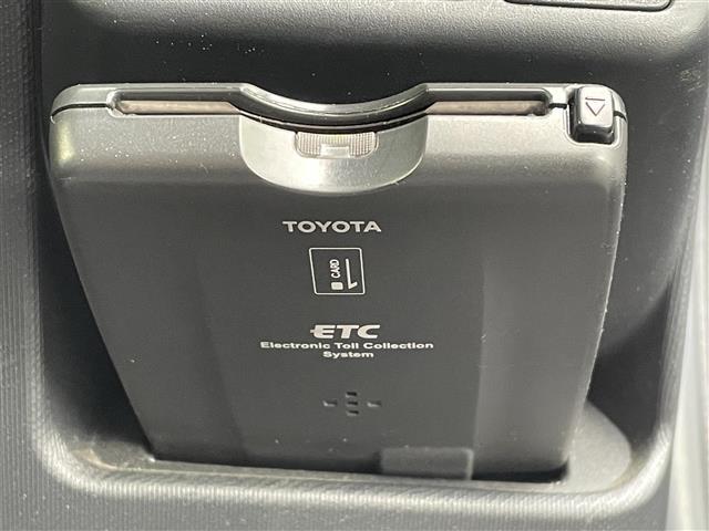 【ETC】有料道路を利用する際に料金所で停止することなく通過できる、ETC車載器（ノンストップ自動料金収受システム機器）が装備されています。セットアップを行うことで利用可能になります。