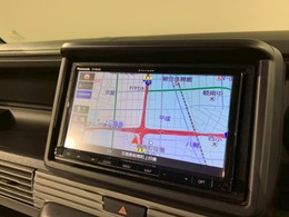 社外ナビ付です。社外品ですがピッタリ枠に収まって純正品と遜色ありません。別のオーディオに交換もできます（有料）。