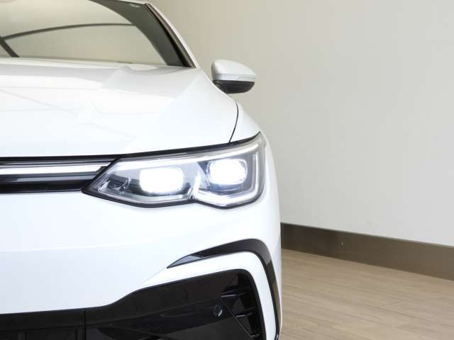 ☆LEDマトリクスヘッドライト”IQ.LIGHT：LEDを緻密にコントロールし照射します。フロントカメラで対向車や前走車を認識して片側22個のLEDを制御して幻惑を最小限に、視界は最大限に確保します☆
