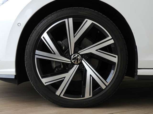 ☆R-Line専用オプション5ダブルスポーク18インチアルミホイール☆タイヤサイズは225/40R18☆