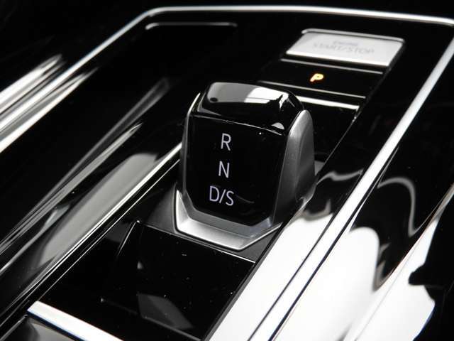 ☆7速DSG：2つのクラッチを使いエンジンからのパワーをダイレクトに伝達。シフトレバーを小型化し指先で快適に操作可能☆もし『P』ボタンを押し忘れてエンジン停止しても自動でパーキングロックを掛けます☆