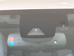 【トヨタセーフティセンス】走行中に前方の車両等を認識し、衝突しそうな時は警報とブレーキで衝突回避と被害軽減をアシスト。より安全にドライブをお楽しみいただけます。