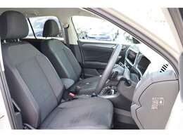 （運転席助手席）安全装備をオプションで追加するのは日本的発想。フォルクスワーゲン車はサイドエアバッグを全車標準で装備しております。