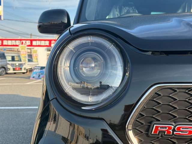 ヘッドライトには、昼間も発光し対向車などに存在をアピールする、デイタイムランニングランプを搭載。外形に沿ったリング型のランプが点灯し、ウインカー使用時はリングがターンランプとして点灯します。