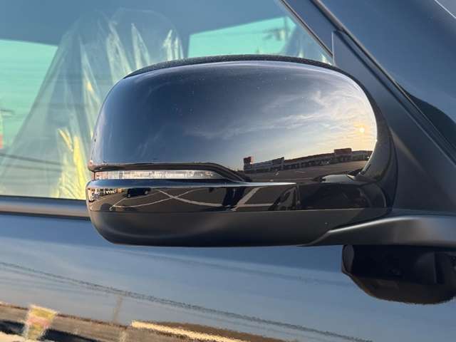 サイドターン付きドアミラーです♪車両の側面からウインカーの光が見えるため、歩行者や他の車両からの視認性が向上します。