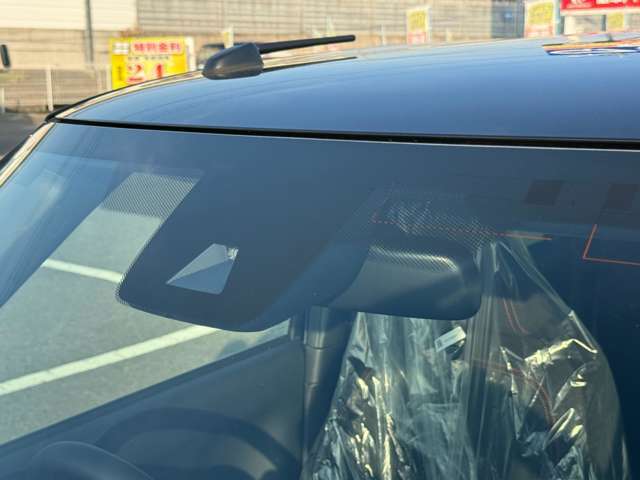 衝突軽減ブレーキが装備されておりますので、追突事故の回避や被害の低減サポート。