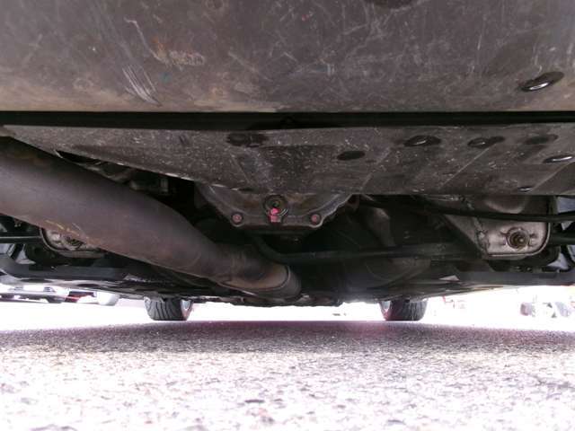 バンパー下も大きな傷はありません。