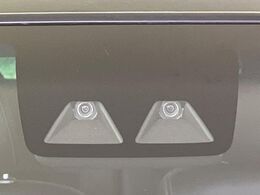 【スマートアシスト】走行中に前方の車両等を認識し、衝突しそうな時は警報とブレーキで衝突回避と被害軽減をアシスト。より安全にドライブをお楽しみいただけます。