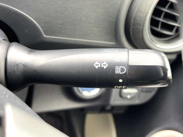「オートライト」　暗くなると自動でライトが点灯し、安全運転を手助け！