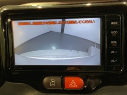 リバースギアに入れるだけで後方の表示へ切り替わります。夜間や雨の日の駐車も楽になりますよ。