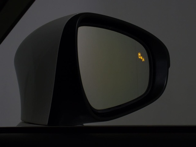 BSM(ブラインドスポットモニタ)！隣の車線を走る車両をレーダーで検知し、ドアミラーでは確認しにくい後側方エリアに存在する車両に加えて、急接近してくる車両も検知します。