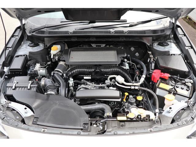 SUBARUの水平対向エンジン、回転バランスに優れているほかエンジン全高が低く、軽量・コンパクトな特性により、車体の低重心化にも貢献します。