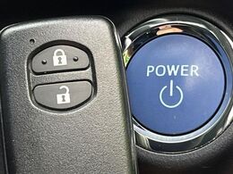 【スマートキー】カバンやポケットに入れたままでもドアの施錠・解錠が可能なスマートキーを装備。エンジンのオン・オフ時もカギを取り出す必要が無いからとっても便利です♪