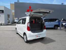 テールゲートもここまで開くので荷物の出し入れがしやすいですよ＾＾