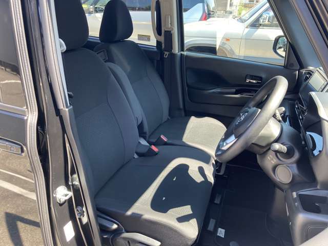 前席です。センターコンソールが無いので車内での左右移動が出来ます。