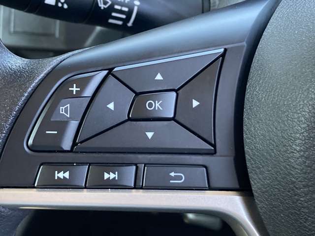 手元でナビの音量調整等が出来るのでナビの操作によるわき見運転を防止することが出来ます。