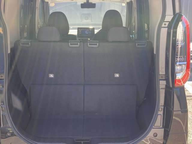 後部座席に座れる状態でも荷室はこれだけの広さがあるのでお出かけやお買い物にも重宝します。ついつい買い物しすぎても安心ですね♪