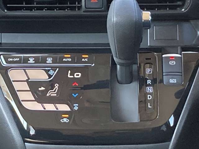 オートエアコンで温度調整も楽チン！四季を問わず快適に運転することが出来ます。