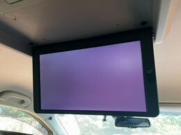 【フリップダウンモニター】大画面モニターで後席でもエンタメをお楽しみいただけます。小さなお子様にも大人気の装備です♪