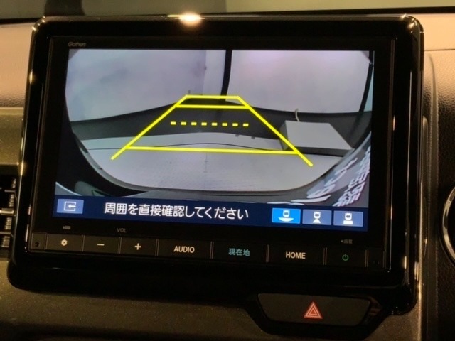 リバースギアに入れるだけで後方の表示へ切り替わります。夜間や雨の日の駐車も楽になりますよ。
