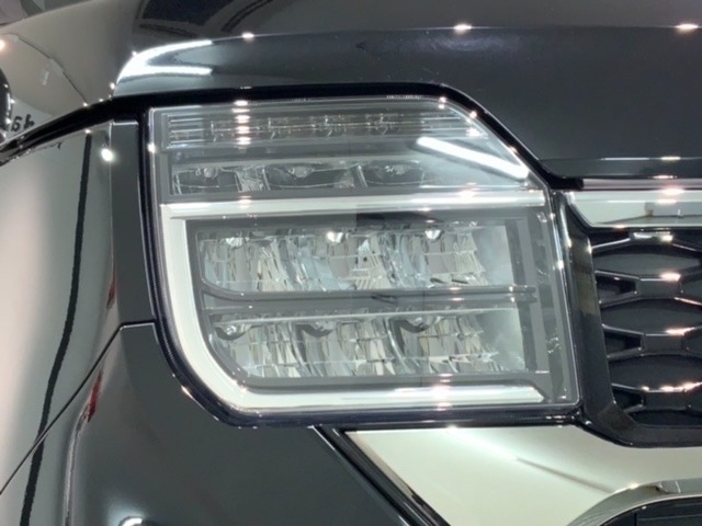 LEDヘッドライトは、点灯の瞬間から最大光量を発揮し、突然暗くなるトンネルなどでの安定感を高めます。