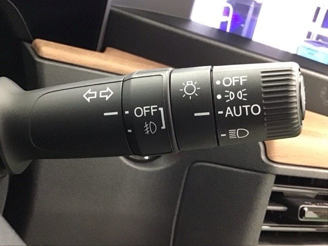 オートライトコントロールはライトのつけ忘れや消し忘れを防止。無灯火走行による事故を未然に防げます。