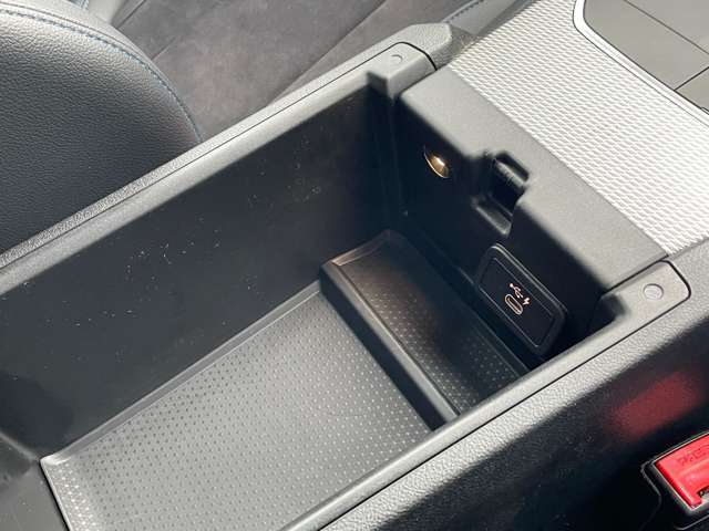 輸入車ディーラー採用のドライブレコーダーも選べます。万が一の事故際のお守りとしていかがでしょうか？その他さまざまなオプションをご用意しております。